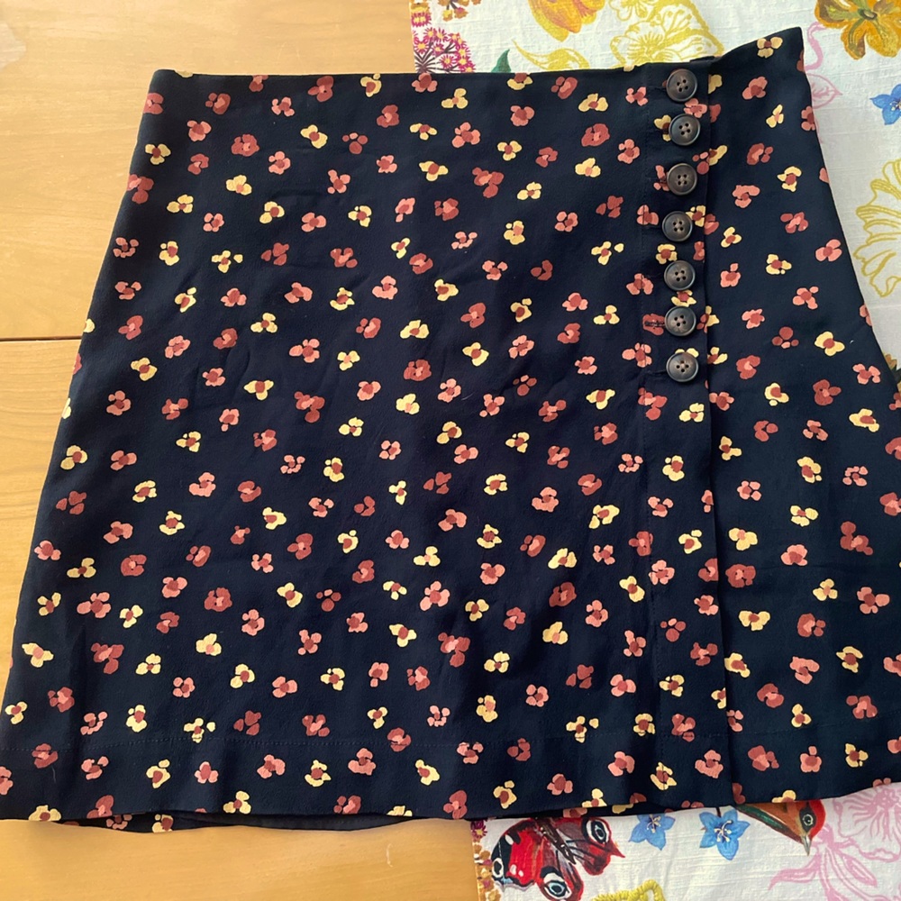 Madewell panther floral print, 100% polyester lined mini skirt with zipper.